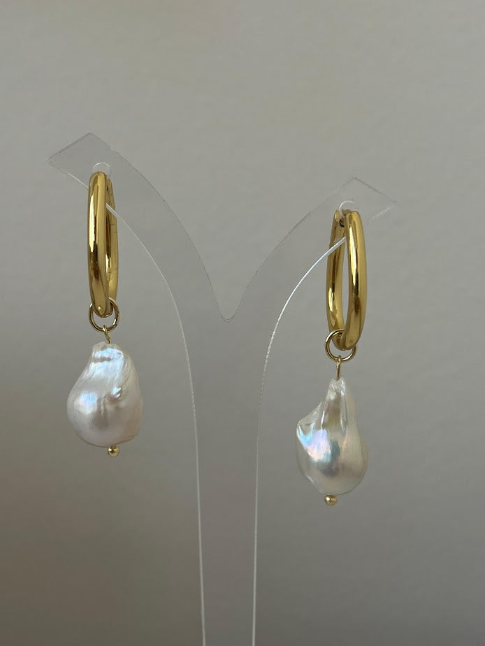 luna's tear pearl earring