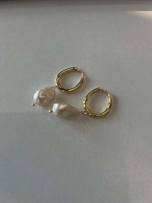 luna's tear pearl earring